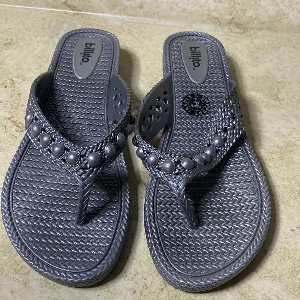 Billito Gray plastic flip flops size 11